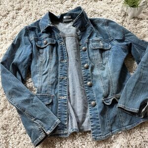 Liz & Co light blue vintage denim jacket with a relaxed fit
